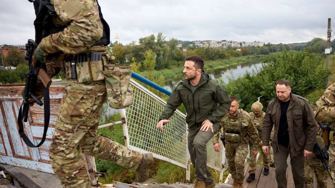 Nach dem Rückzug russischer Truppen ist der ukrainische Präsident Selenskyj in die befreite Stadt Isjum gereist. 