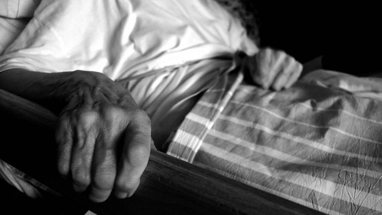 In Frankreich recherchierte ein Journalist drei Jahre lang in Einrichtungen des Pflegeheimbetreibers Orpea, zu dem Senecura gehört. Man bot ihm Geld an, um das Ergebnis nicht zu veröffentlichen. 
