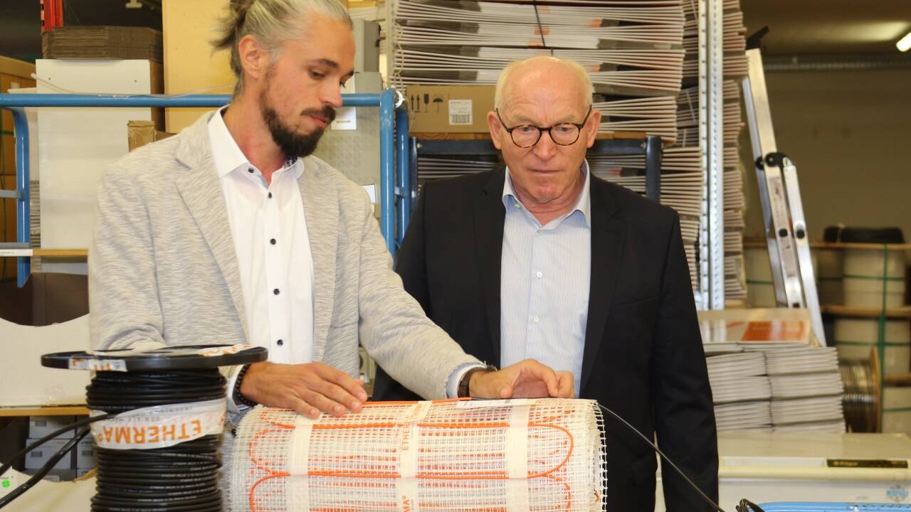 Martin Viessmann (re.) beim Besuch im Etherma-Werk in Henndorf Anfang der Woche. Martin Viessmann (re.) beim Besuch im Etherma-Werk in Henndorf Anfang der Woche.