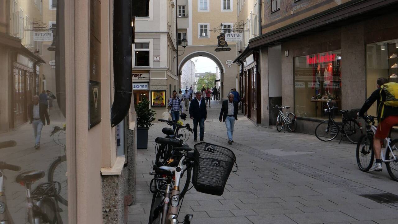 Blick in die Dreifaltigkeitsgasse innerhalb des Sauterbogens in der Stadt Salzburg. Gasse und Torbogen trugen einst den Namen von St. Andrä.  