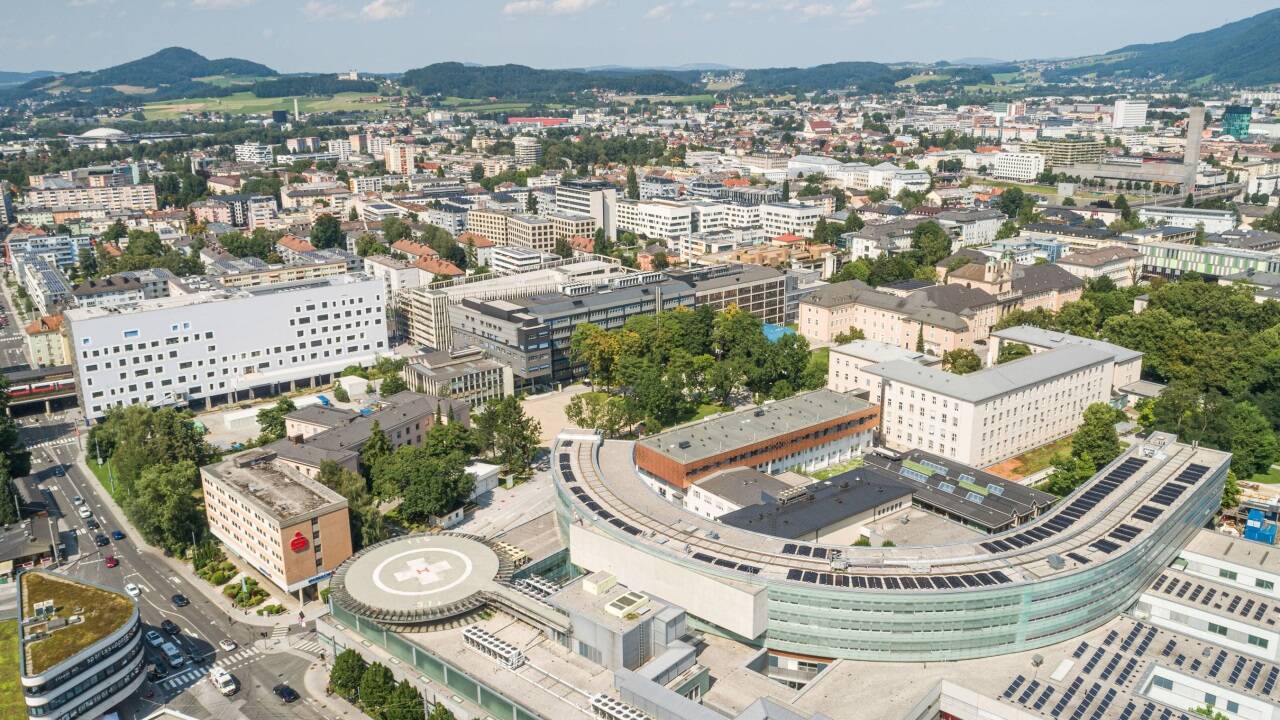 Das Gebäude der Chirurgie West (mit HS-Landeplatz) ist das Haus A. Nordwestlich davon an der Rudolf-Biebl-Straße soll das Haus B entstehen, wenngleich dieses nicht vor 2033 in Betrieb gehen wird. 