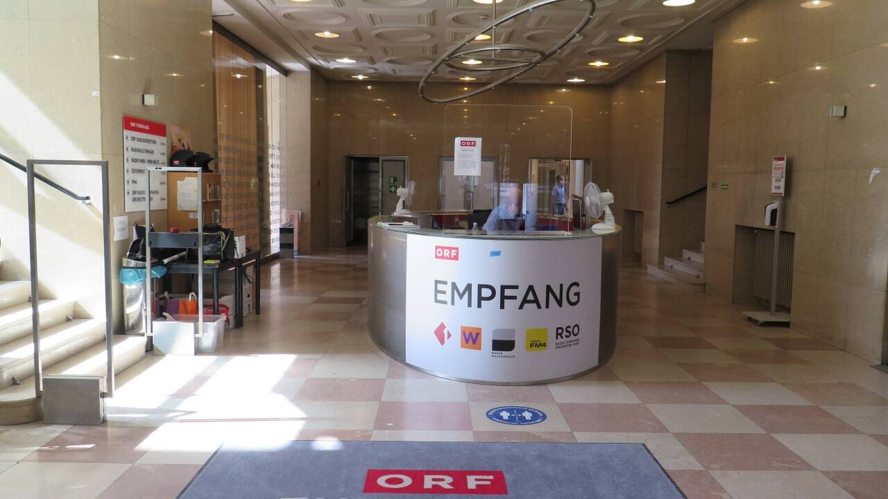 Mondänes Foyer, Teppich und Beschriftung mal abgesehen. 