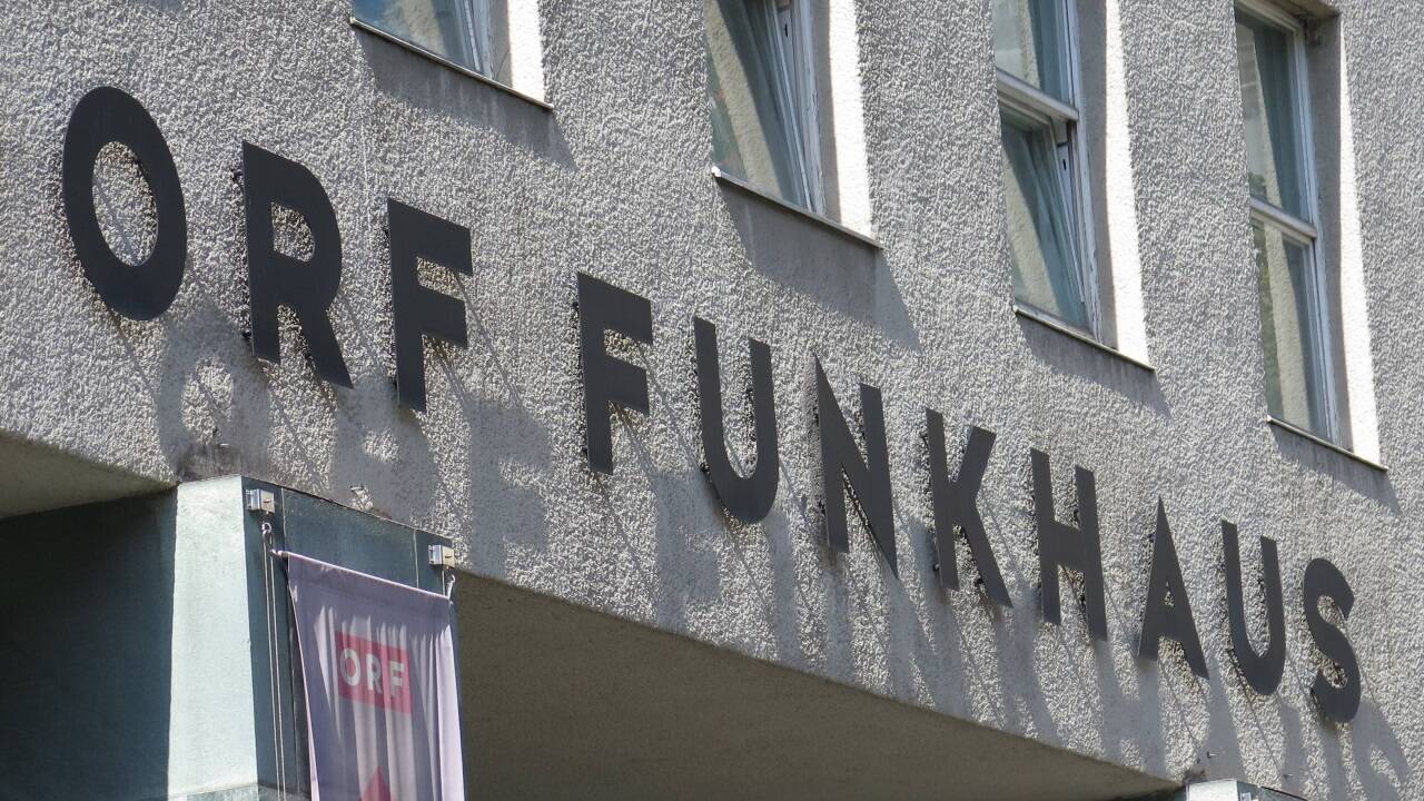 Ein Haus mit einer markanten Fassade. 
