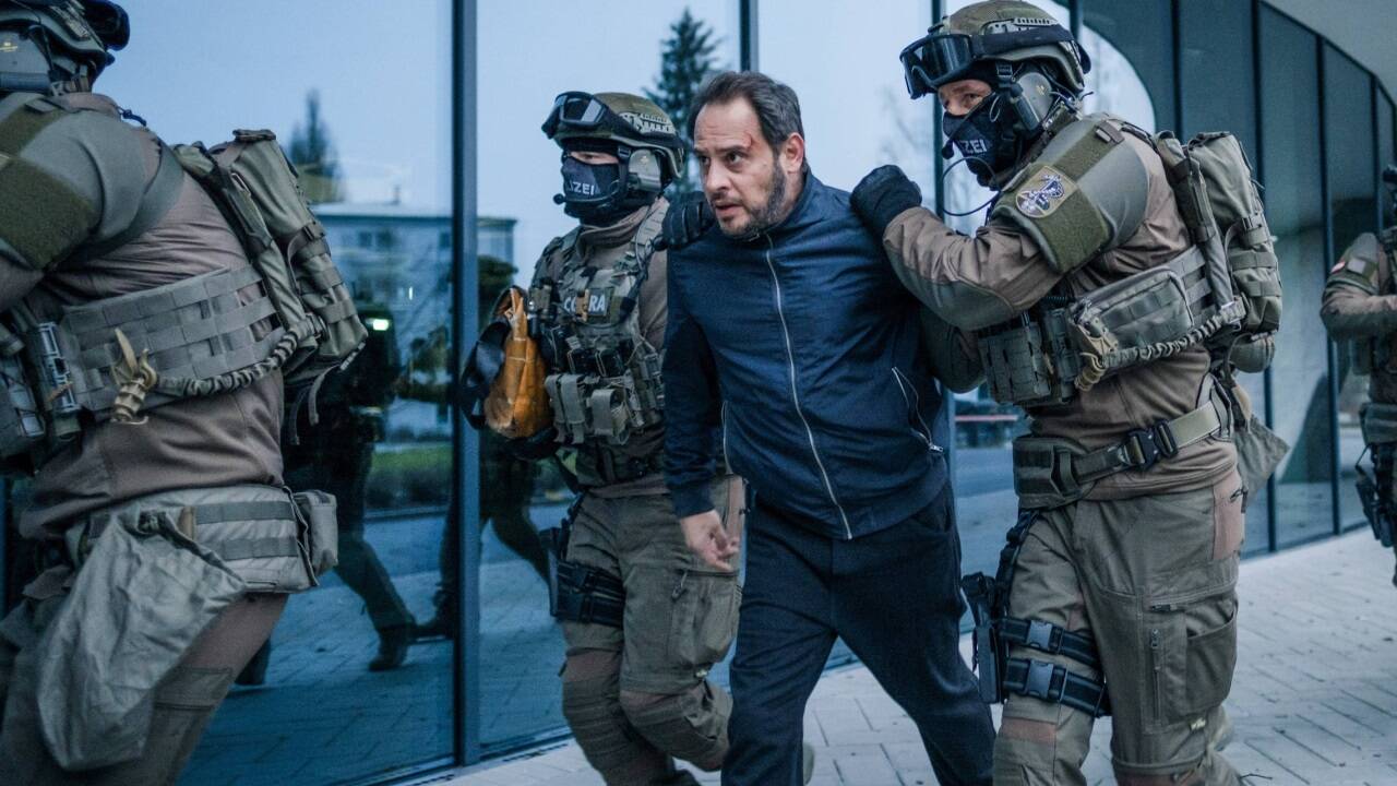 Pierre Manzaro (Moritz Bleibtreu) will Behörden und Strombetreibern helfen, wird aber selbst verdächtigt.  