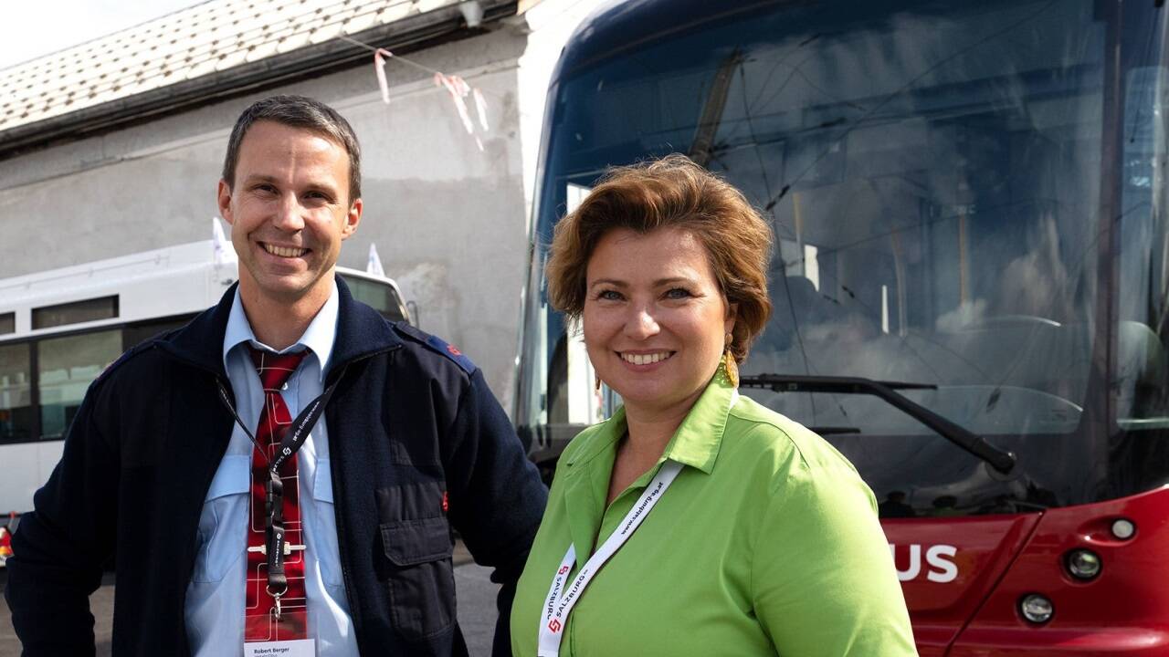 Obuslenker Robert Berger und Gerlinde Hagler, Leiterin des Verkehrsbereichs, luden am Freitag zum „Qualifying“ in die Alpenstraße. Obuslenker Robert Berger und Gerlinde Hagler, Leiterin des Verkehrsbereichs, luden am Freitag zum „Qualifying“ in die Alpenstraße.