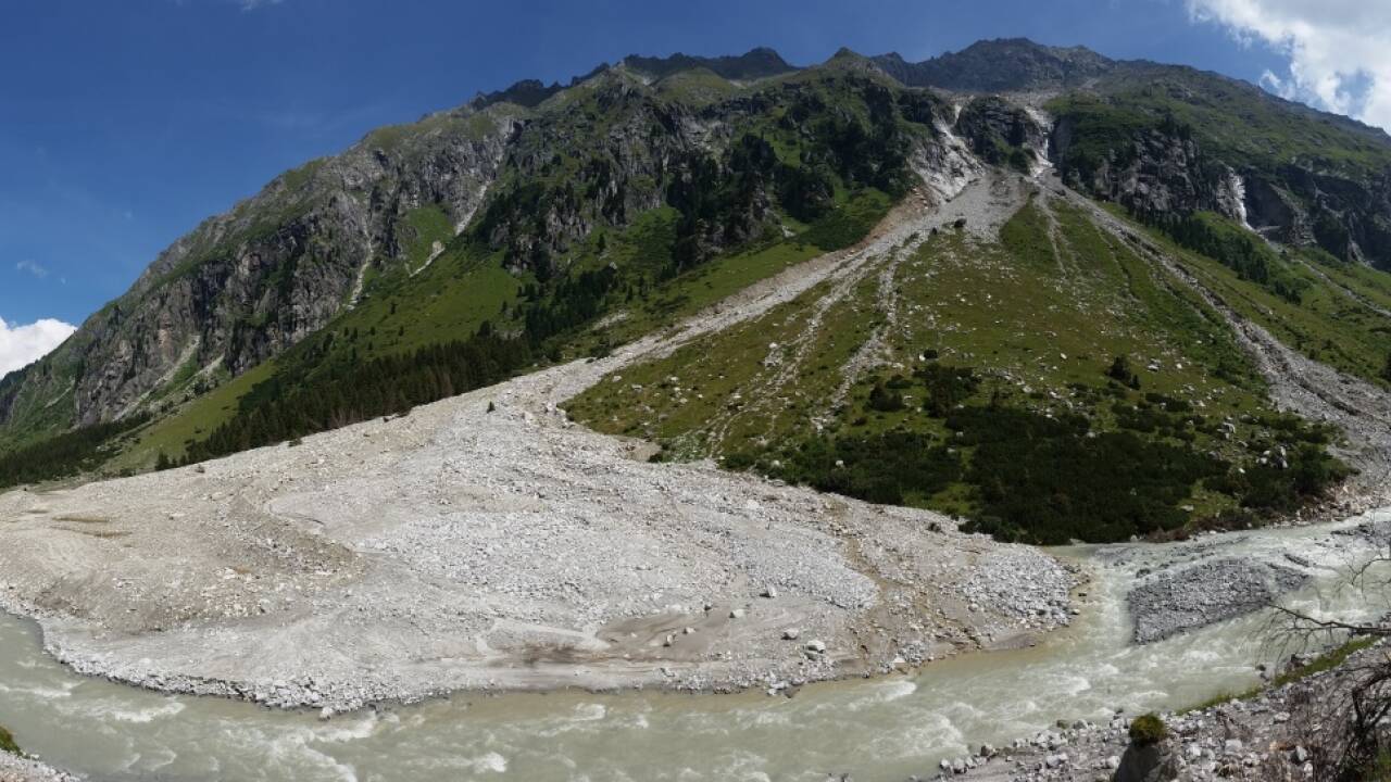Ein riesiger Schuttkegel hat sich unterhalb des Sattelkars angesammelt. Der Bach trägt ihn ab. Das Kar befindet sich oberhalb derWand rechts oben. Ein riesiger Schuttkegel hat sich unterhalb des Sattelkars angesammelt. Der Bach trägt ihn ab. Das Kar befindet sich oberhalb derWand rechts oben.