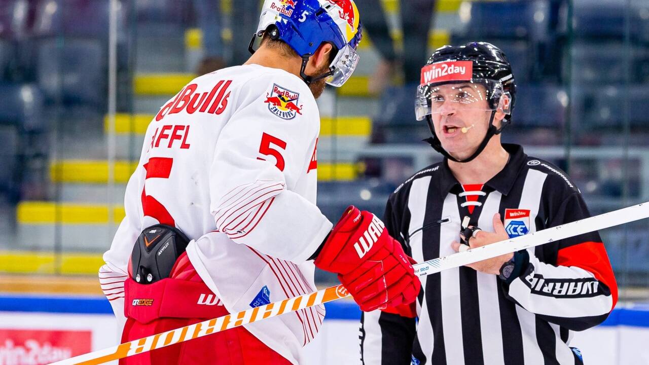 Thomas Raffl (l.) war fuchsteufelswild.  