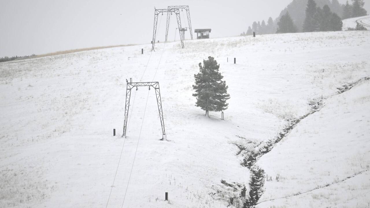 Eine Schlepplifttrasse auf einem Skihang bei Schneefall in Obertauern am Sonntag, 18. September 2022 