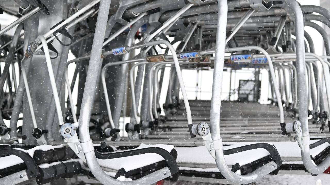 Eine Schlepplifttrasse auf einem Skihang bei Schneefall in Obertauern am Sonntag, 18. September 2022 