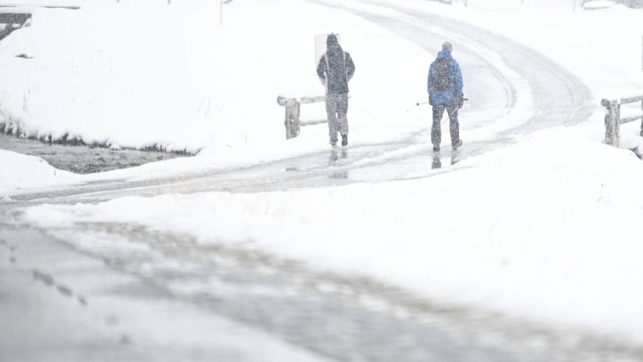 Wanderer bei Schneefall in Obertauern am Sonntag, 18. September 2022.  