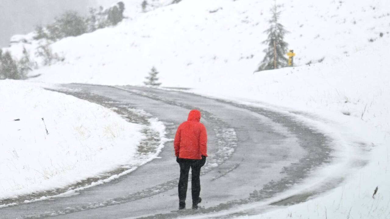 Wanderer bei Schneefall in Obertauern am Sonntag, 18. September 2022.  