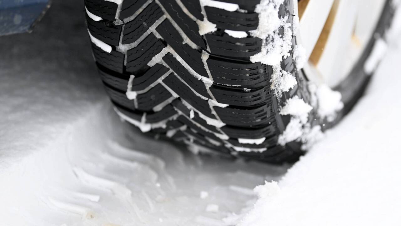 Eine Spur eines Winterreifens im Schnee am Sonntag, 18. September 2022. 