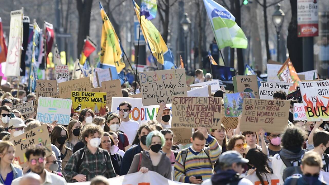 Aktivisten fordern Klimaschutzgesetz und Energiegrundsicherung 