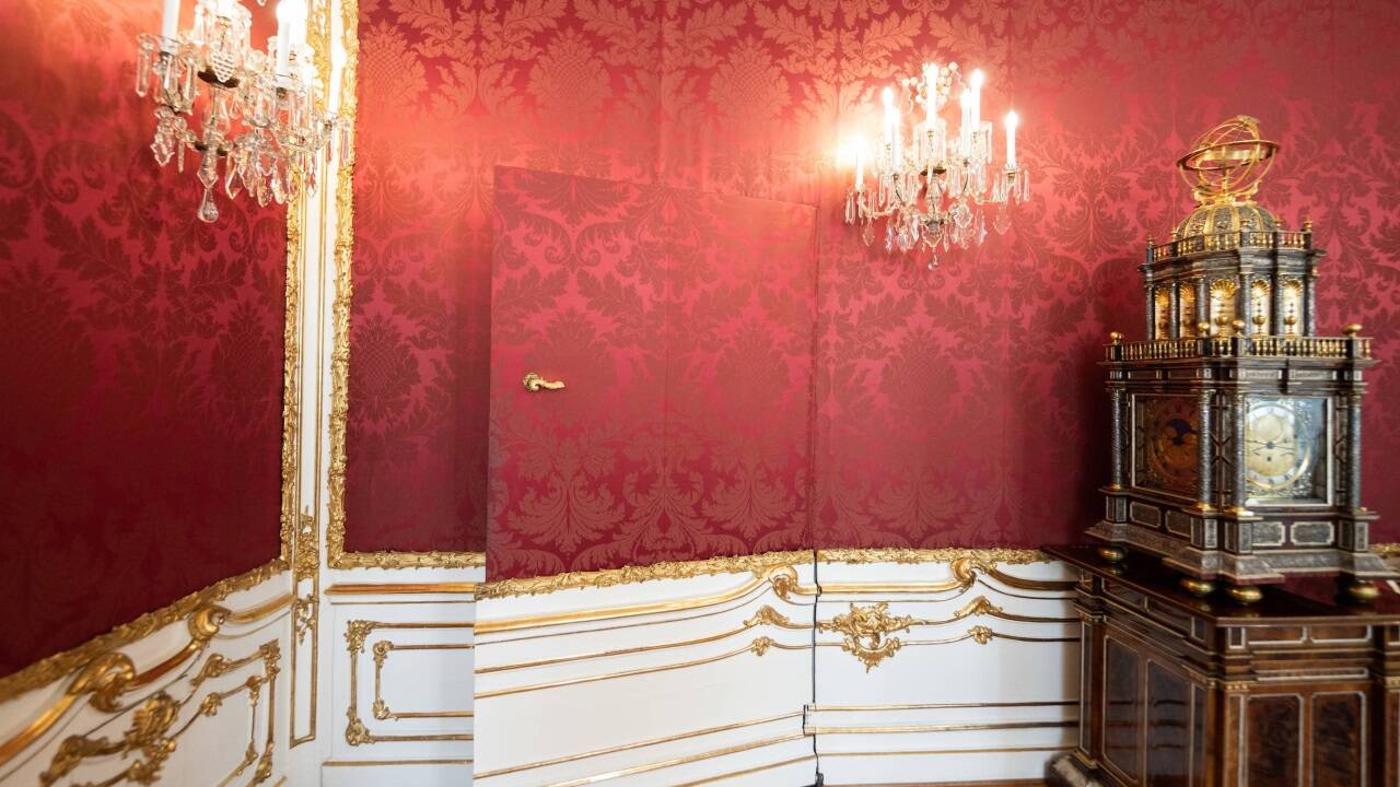 Die Tapetentür zum Arbeitszimmer des Bundespräsidenten im Maria-Theresien-Zimmer der Präsidentschaftskanzlei. 