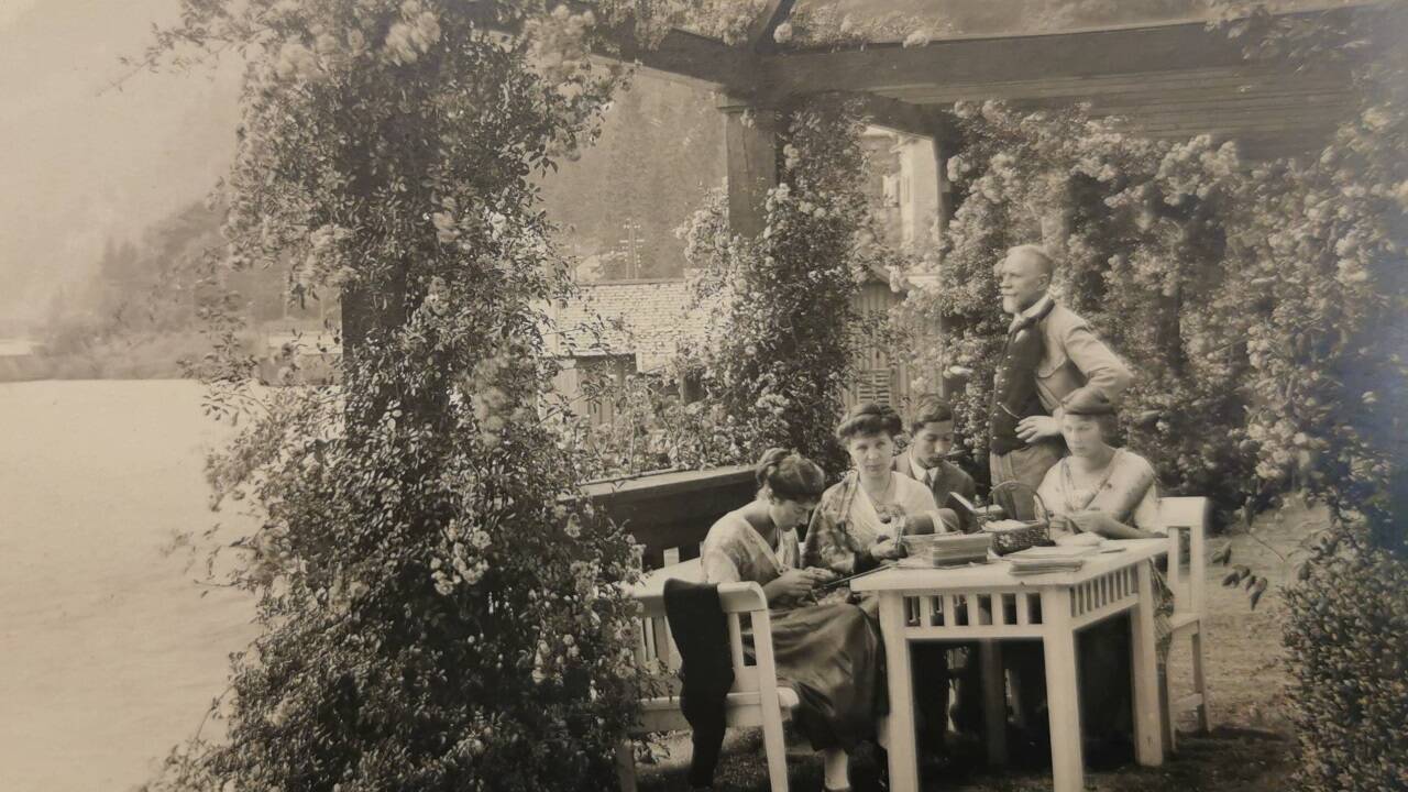 Eine historische Aufnahme der Familie Kestranek am Wolfgangsee.  