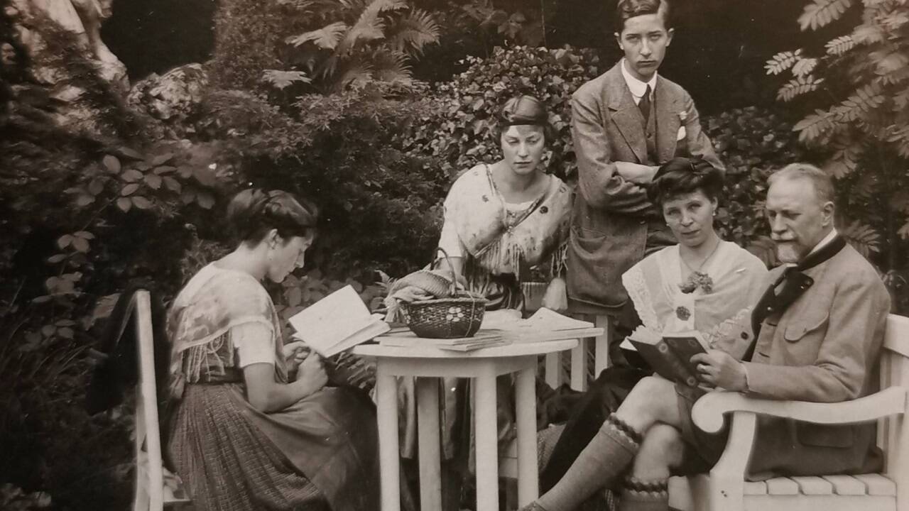Eine historische Aufnahme der Familie Kestranek am Wolfgangsee.  