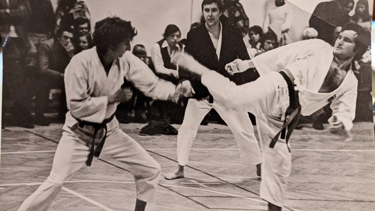 Manfred Eppenschwandtner (rechts) bei einem Karate-Turnier in der alten Union-Halle im Jahr 1971. Es war die Anfangszeit dieses Sports in Salzburg. Manfred Eppenschwandtner (rechts) bei einem Karate-Turnier in der alten Union-Halle im Jahr 1971. Es war die Anfangszeit dieses Sports in Salzburg.