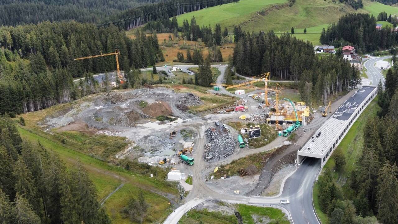 Der Fertigstellung am nächsten gekommen ist bisher die Lärmschutzgalerie. Aktuell nehmen auch ein Appartementhaus und eines von 13 Chalets Form an.  