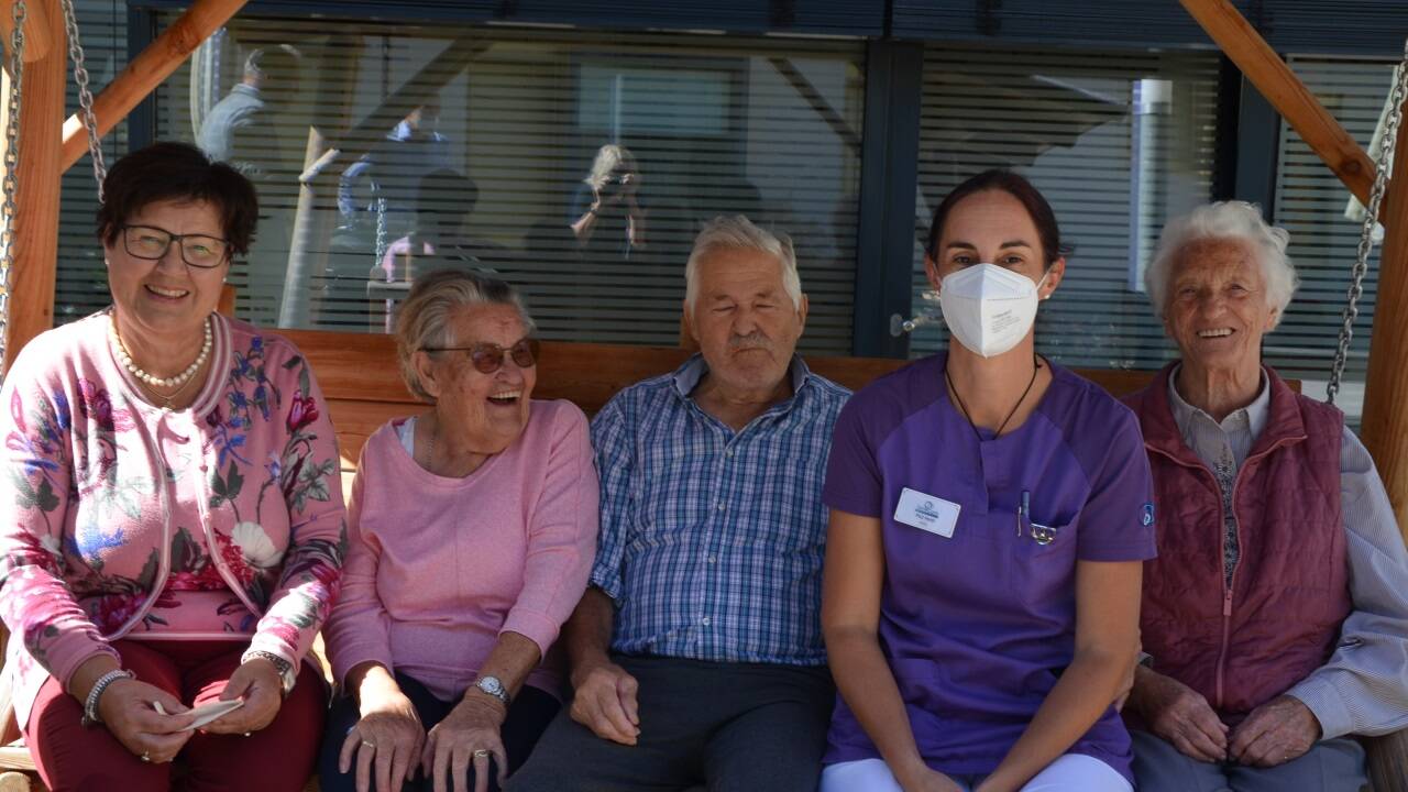 Die ehrenamtliche Helferin Renate Hermann (l.) und Wohnbereichsleiterin DGKP Heidi Pilz mit Bewohnerinnen und Bewohnern.  