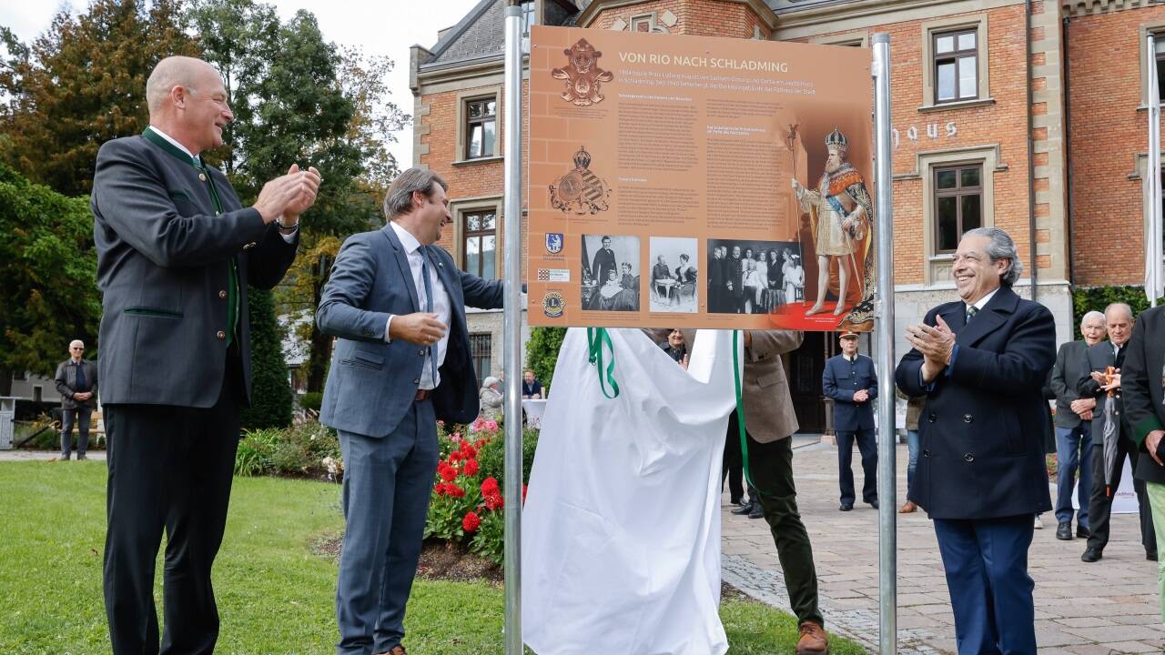Enthüllungen in Schladming – im Bild von links Bürgermeister Hermann Trinker (Liste Schladming Neu), Landtagsabgeordneter Gerald Holler (ÖVP) und der brasilianische Botschafter in Österreich Nelson Antonio Tabajara de Oliveira.<br /><br /> 