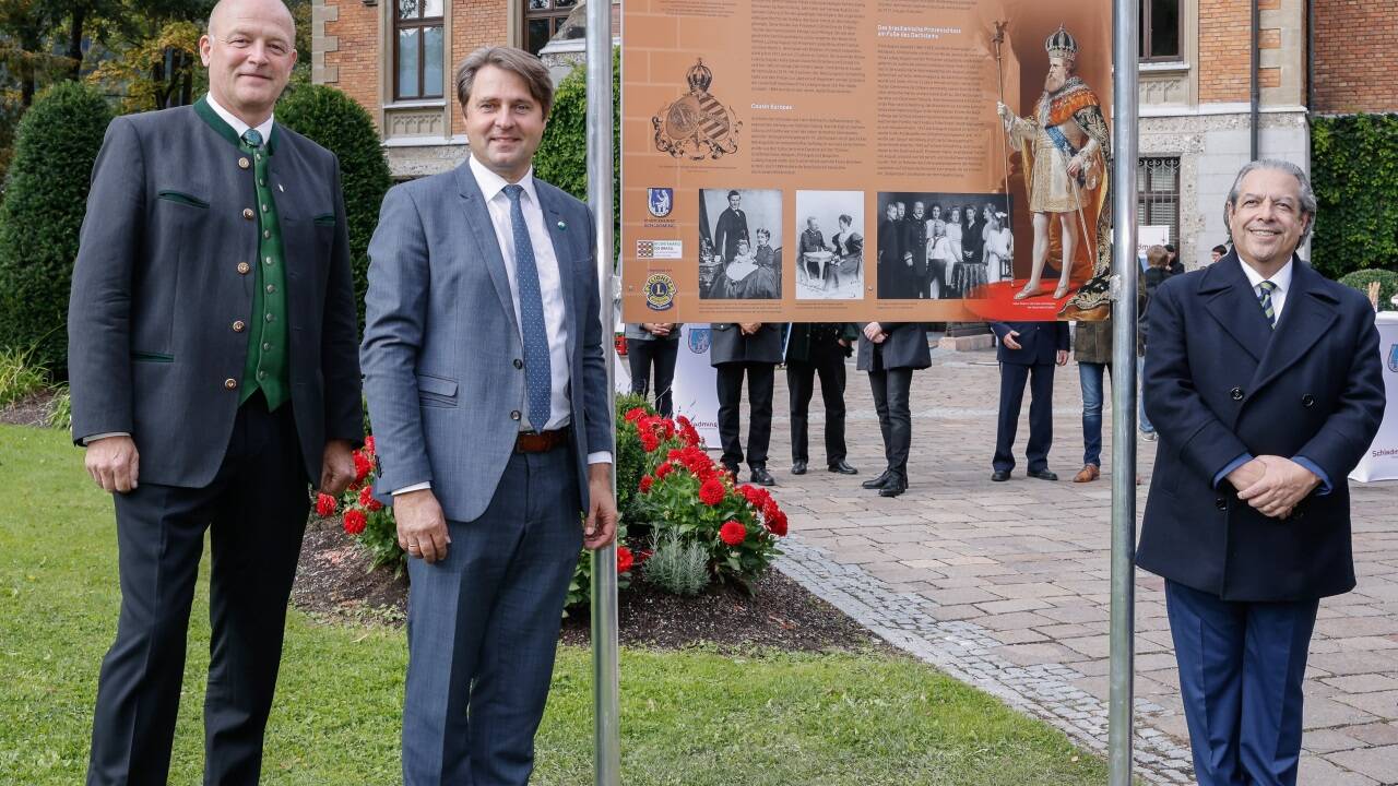 Enthüllungen in Schladming – im Bild von links Bürgermeister Hermann Trinker (Liste Schladming Neu), Landtagsabgeordneter Gerald Holler (ÖVP) und der brasilianische Botschafter in Österreich Nelson Antonio Tabajara de Oliveira.<br /><br /> 