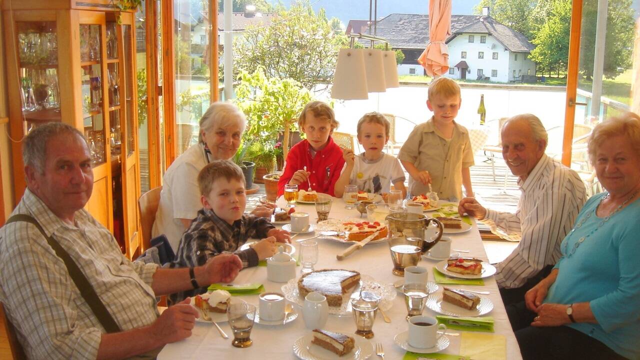 Der Esstisch der Familie Neureiter in Oberalm diente schon für große. . . 