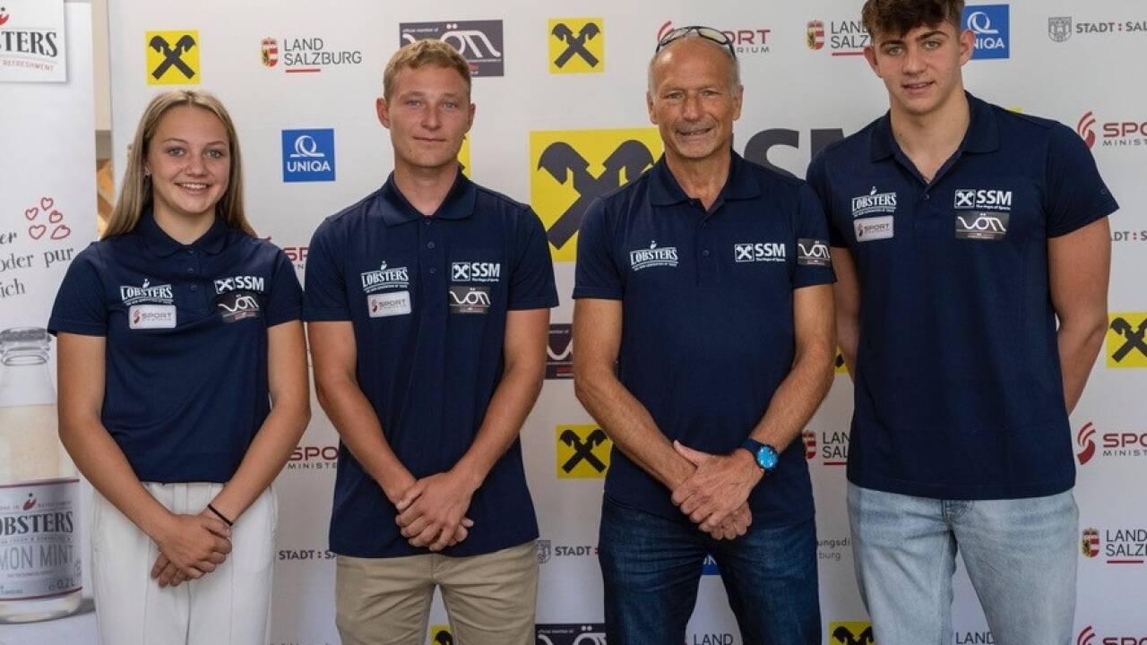 Thomas Wörz (2. v.r. ) ist stolz auf seine Schützlinge: Sarah Baumgartner (Leichtathletik), Sebastian Slivon (Segeln) und Luka Mladenovic (Schwimmen):  