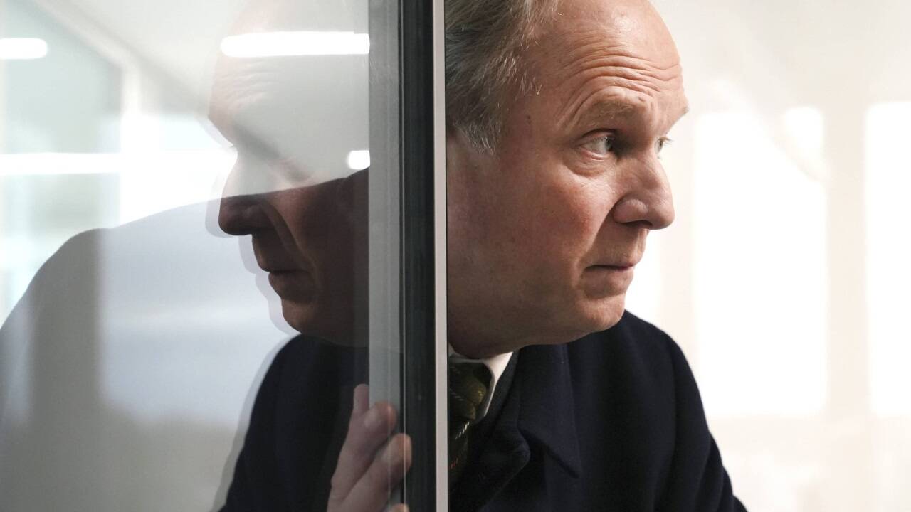 Ulrich Tukur in einer Szene der „Tatort“-Folge „Murot und das Gesetz des Karma“. 