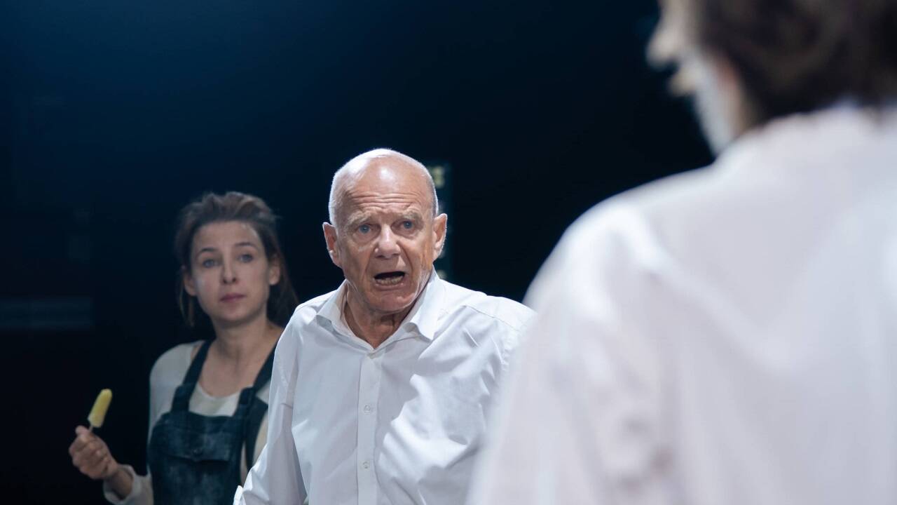Bilder zur Inszenierung von „Ein Volksfeind“ im Theater in der Josefstadt. 