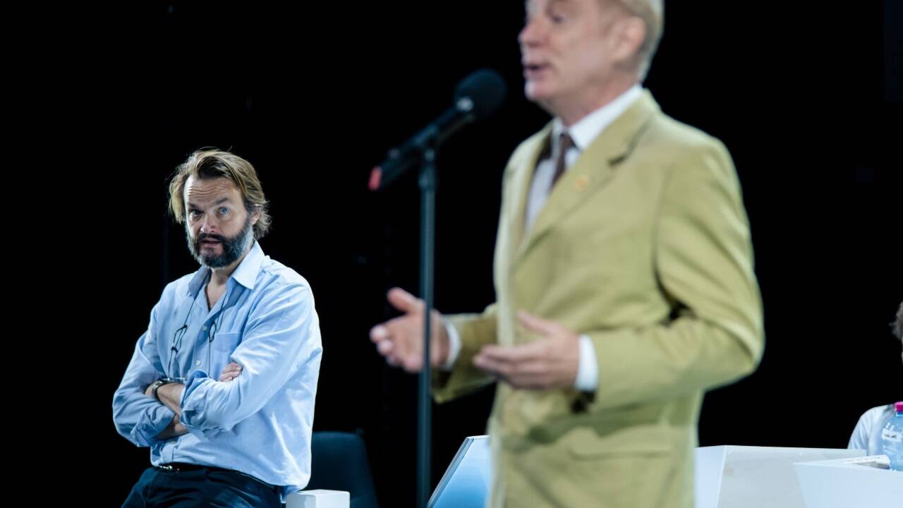 Szene aus „Der Volksfeind“ im Josefstädter Theater 