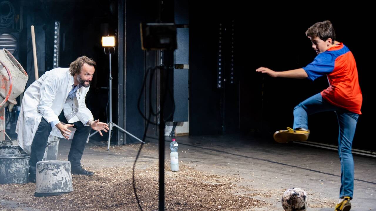 Szene aus „Der Volksfeind“ im Josefstädter Theater 