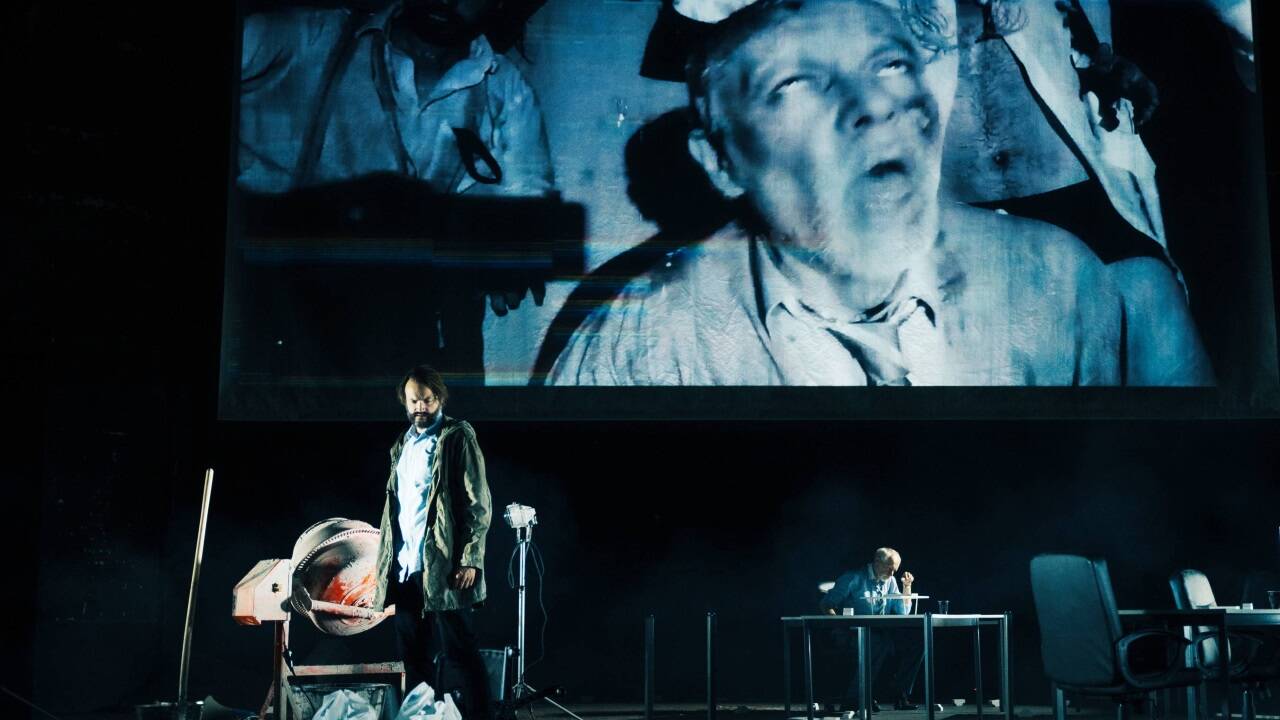 Szene aus „Der Volksfeind“ im Josefstädter Theater 