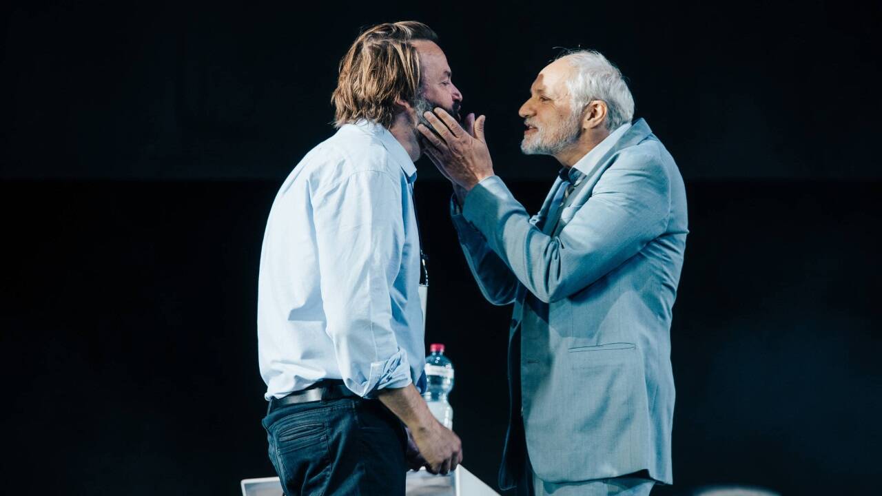 Szene aus „Der Volksfeind“ im Josefstädter Theater 