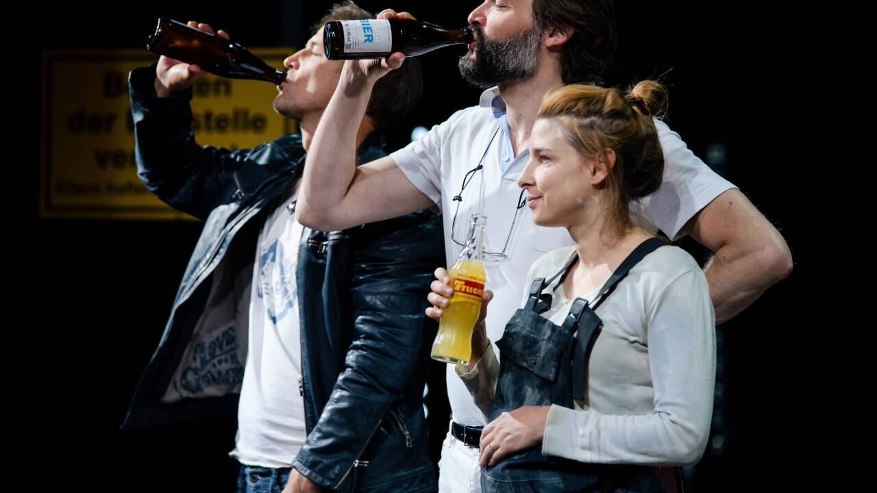 Szene aus „Der Volksfeind“ im Josefstädter Theater 