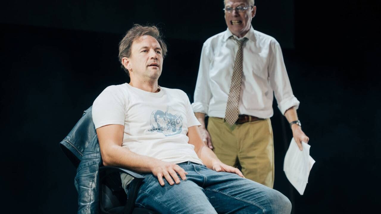 Szene aus „Der Volksfeind“ im Josefstädter Theater 