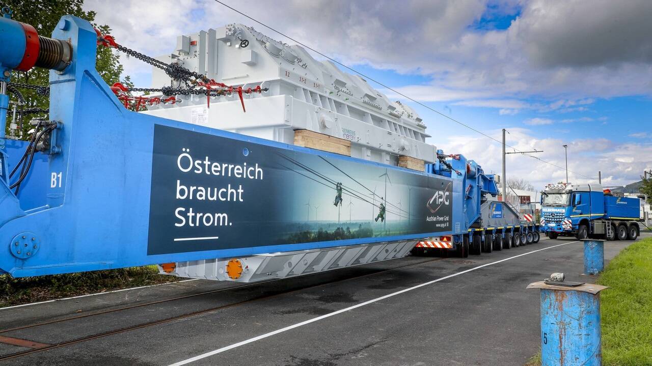 Der Transformatorteil in Siggerwiesen – vor dem Weitertransport nach Elixhausen.  