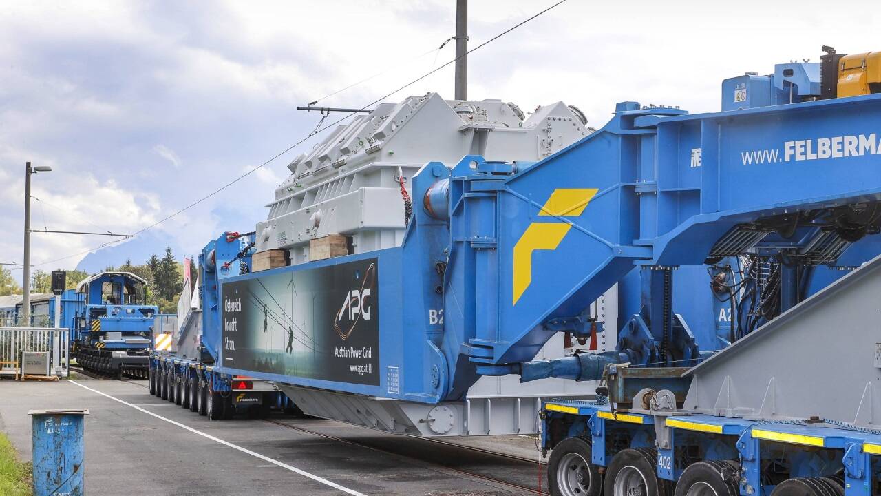 Der Transformatorteil in Siggerwiesen – vor dem Weitertransport nach Elixhausen.  