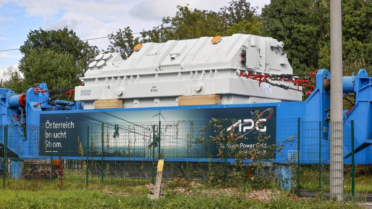 Der Transformatorteil in Siggerwiesen – vor dem Weitertransport nach Elixhausen.  