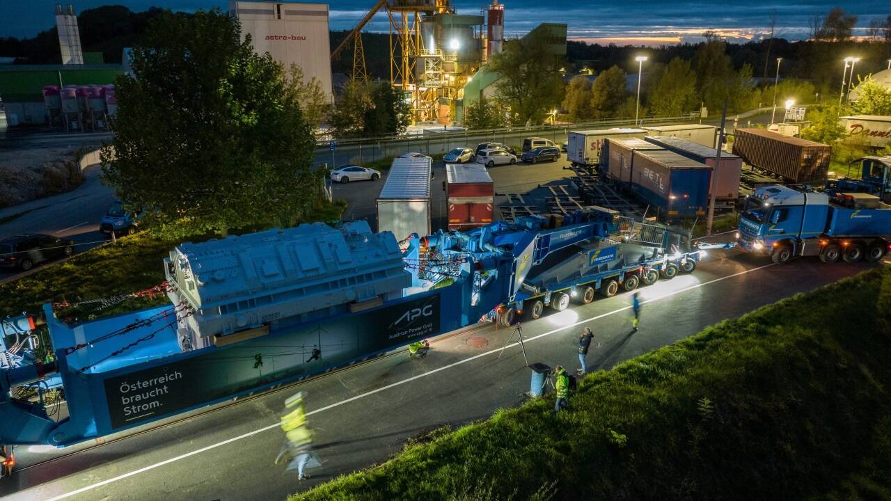 Der Transformatorteil in Siggerwiesen – vor dem Weitertransport nach Elixhausen.  