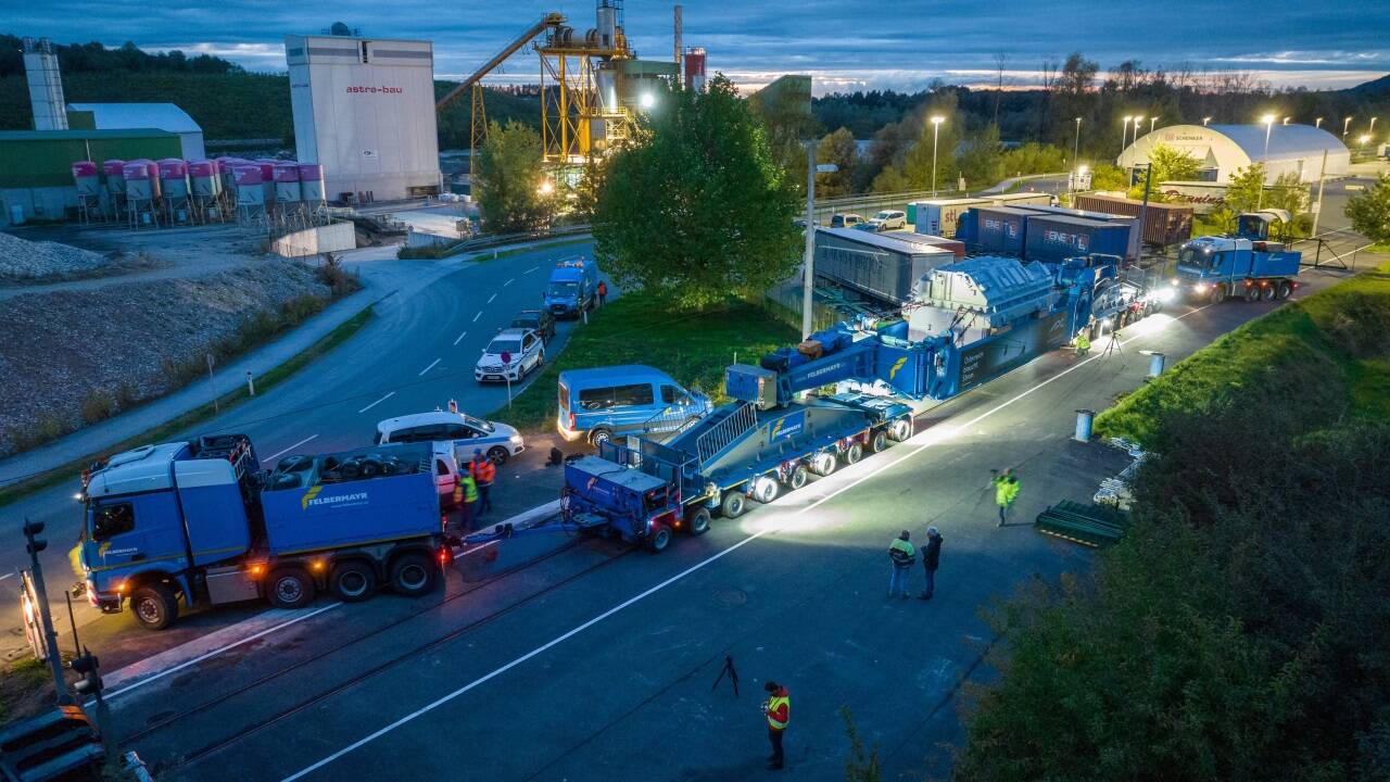 Der Transformatorteil in Siggerwiesen – vor dem Weitertransport nach Elixhausen.  