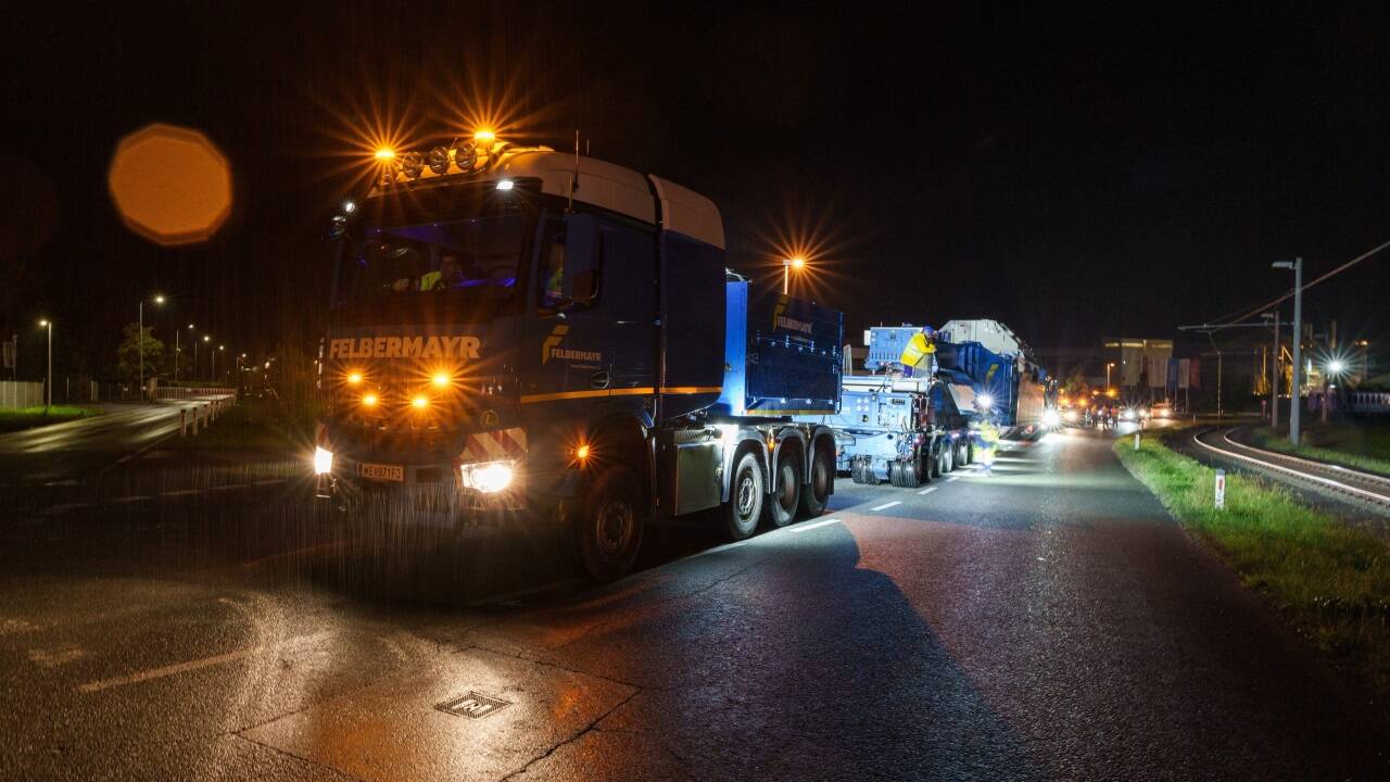 Der Transformatorteil in Siggerwiesen – vor dem Weitertransport nach Elixhausen.  