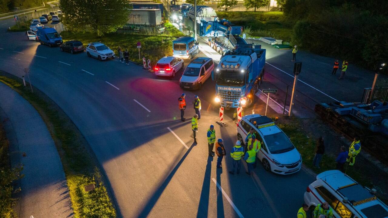 Der Transformatorteil in Siggerwiesen – vor dem Weitertransport nach Elixhausen.  