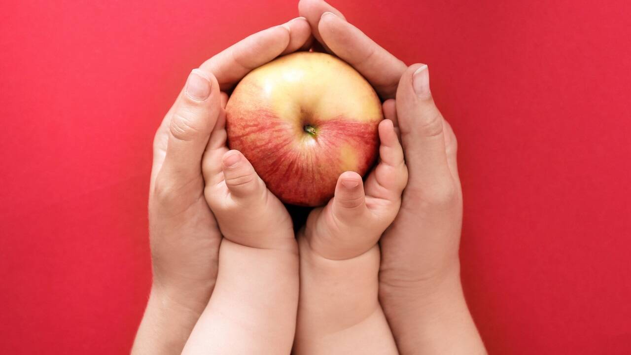In Studien zeigt sich, dass das Ernährungsmuster von Eltern stark vergleichbar ist mit dem ihrer Kinder.  