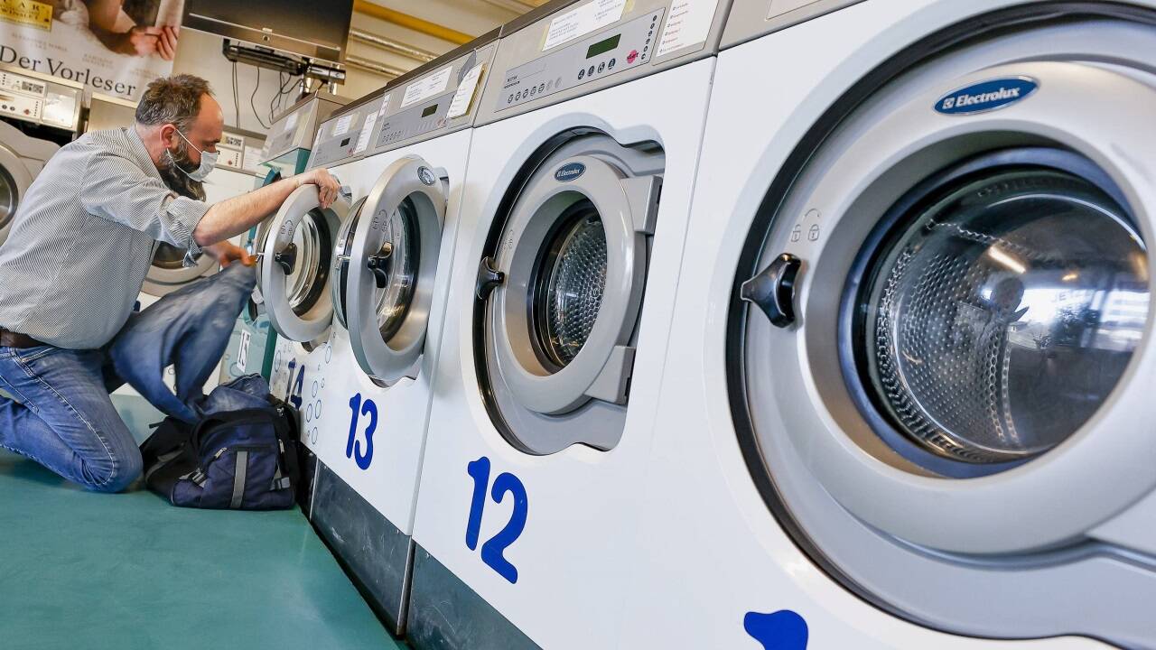 In einem Waschsalon in Hamburg soll demonstriert werden, dass die meiste Wäsche auch mit niedrigen Wassertemperaturen bis 30 Grad sauber wird (Symbolbild). 
