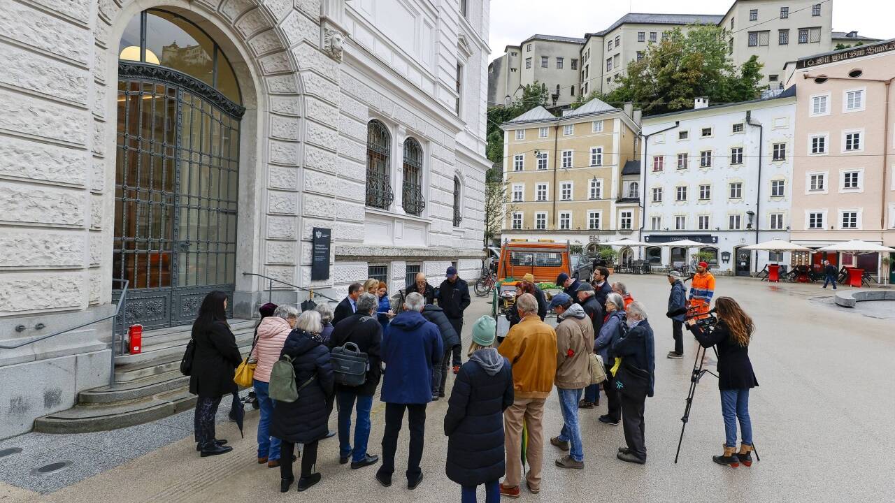 An der Verlegung nahmen auch Stolpersteinpaten, Hinterbliebene und die Präsidentin der Jüdischen Kultusgemeinde in Salzburg, Hanna Feingold, teil.  