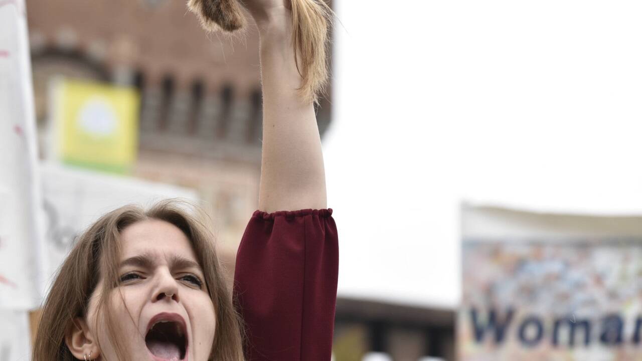 Eine junge Frau aus der iranischen Community in Mailand hat sich aus Solidarität ihre Haare abgeschnitten. 