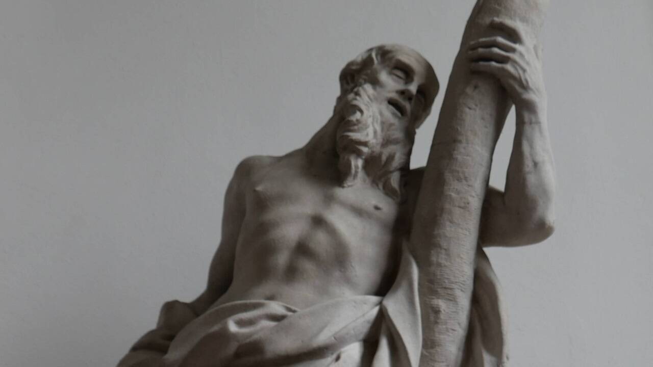 Eine barocke Skulptur des heiligen Andreas.  