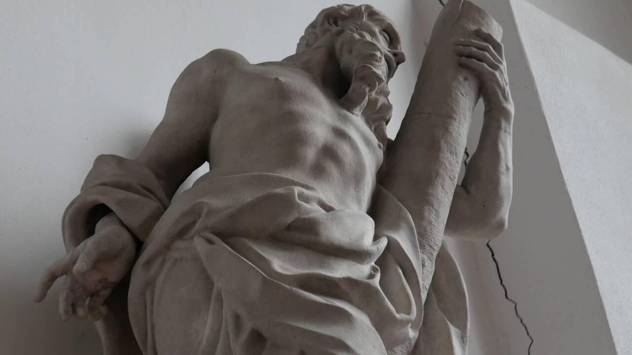 Untersicht auf die Heiligenfigur.  