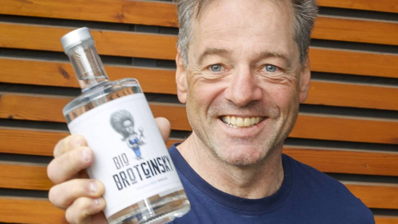 Biobäcker Gotthard Obauer mit seinem „Bio-Brotginsky“. Die 0,5-Liter-Flasche kostet rund 40 Euro. Biobäcker Gotthard Obauer mit seinem „Bio-Brotginsky“. Die 0,5-Liter-Flasche kostet rund 40 Euro.