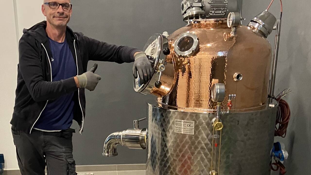 Mit einer 150-Liter-Brennerei ist Josef Farthofer in den neuen BioArt-Campus in Seeham eingezogen. „Dort werden wir künftig auch den Brotginsky herstellen“, sagt er. Mit einer 150-Liter-Brennerei ist Josef Farthofer in den neuen BioArt-Campus in Seeham eingezogen. „Dort werden wir künftig auch den Brotginsky herstellen“, sagt er.